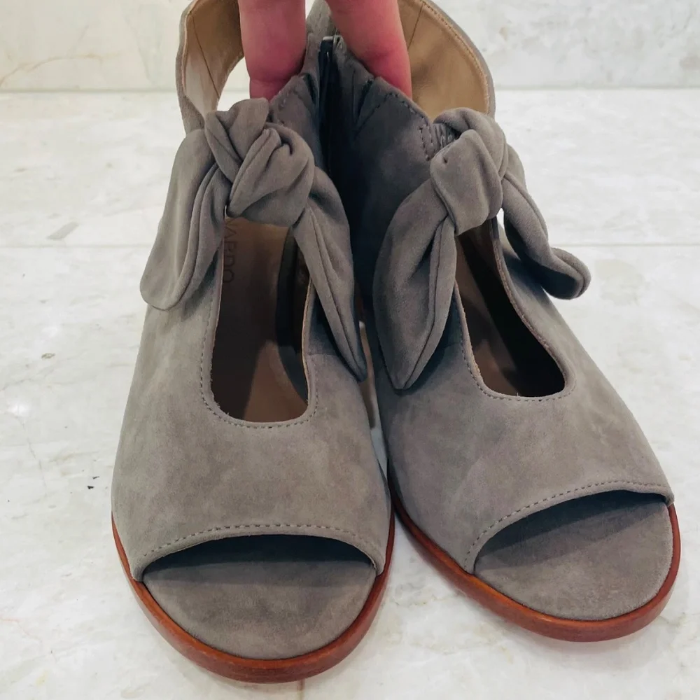 BERNARDO {6.5} Booties Gray Suede Knotted 